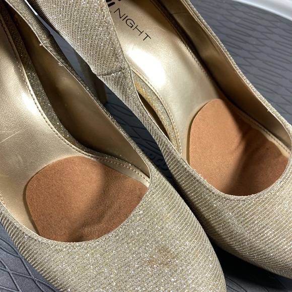 Fioni Gold Sparkle Scallop Pump Heels Size 10 - Picture 8 of 11